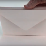Lire la suite à propos de l’article [VIDEO] Fabrication d&rsquo;enveloppes sur mesure