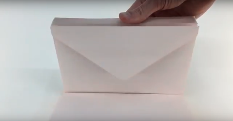 Lire la suite à propos de l’article [VIDEO] Fabrication d&rsquo;enveloppes sur mesure