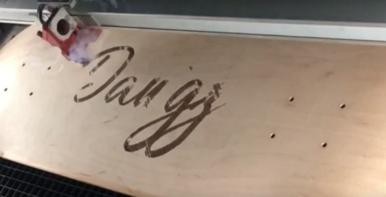 Lire la suite à propos de l’article [TECHNOLOGIE] La Gravure Laser Skateboard en Cross Hatching