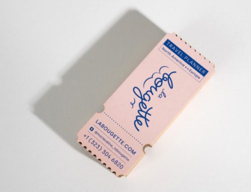 Cartes de visite en découpe laser pour travel planner – Impression Pantone bleu reflex et rose 510U – Old mill Premiun White 300g – découpe laser forme ticket vintage