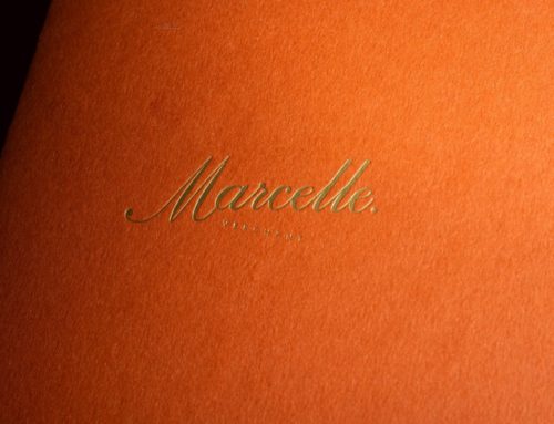 Couverture porte menu sur papier terracotta avec marquage à chaud or sable 429 en débossage – Materica Terra Rossa 360gr