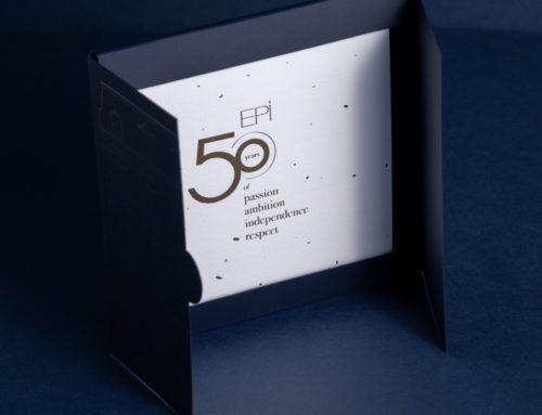 Carton d’invitation 50ans d’histoire avec une pochette a rabats et découpe sur mesure – Marquage à chaud transparent du château sur Sirio color dark blue – Invitation sur papier de création Vergé avec dorure à chaud or brilante