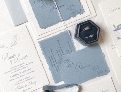 Faire-part de mariage Château chic thème bleu gris – Papier coton fait main avec bords frangés – Arches expression texture 400g – assemblage élégant avec fil blanc