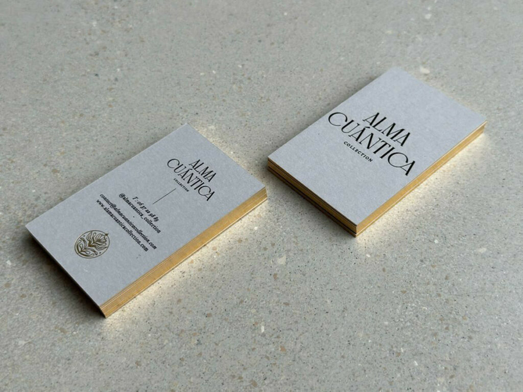 Cartes de visite pour décoratrice – Impression Thermorelief recto verso – Contre collage duplex 600gr/m2 – Marquage à chaud et dorure sur tranche or mat 428 – Keaykolour Cobblestone gris