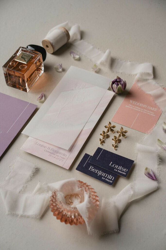 Layflat papeterie de mariage sur papier de création texturé et calque impression blanche