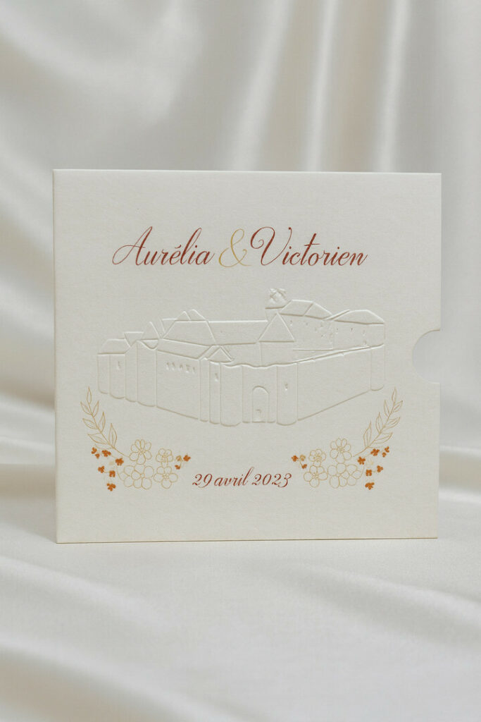 Faire-part de mariage pochette avec gaufrage dessin du chateau sur papier texturé