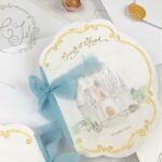 Faire-part de mariage thème Disney avec dorure à chaud, aquarelle du chateau de princesse et ruban mousseline bleu
