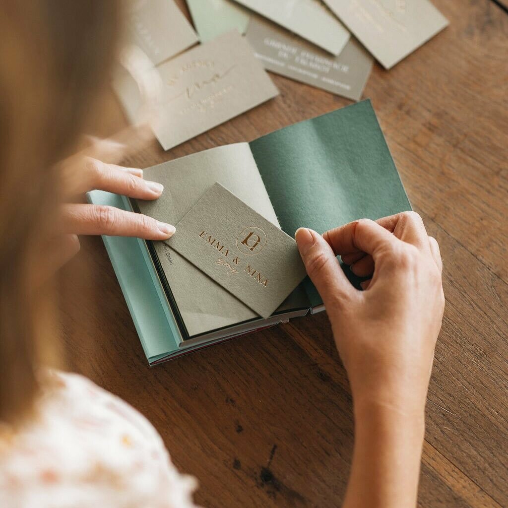 Cartes de visite  contrecollées pour agence community managment et coaching en dorure à chaud sur papier de création vert sauge et blanc