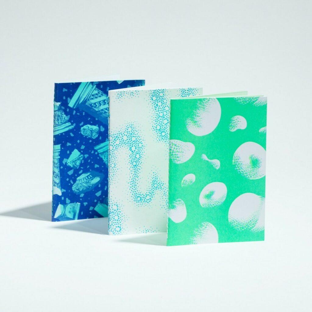 Trio de mini carnets A6 100% recyclés avec des papiers issu de rebus  – Impression Risographie et reliure en couture singer au pli