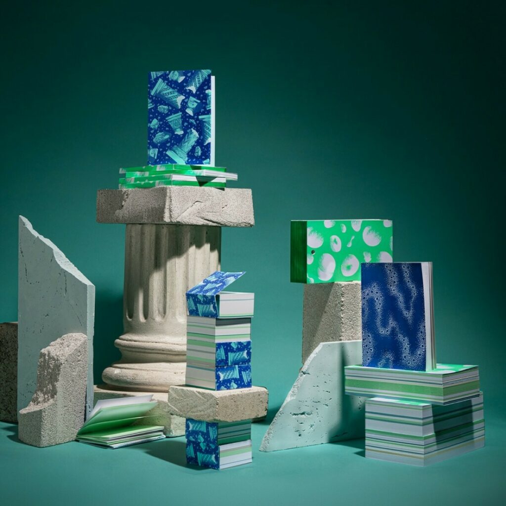 Papeterie Blocs et Carnets avec papiers 100% recyclés issus de rebus – Couture singer – Encollage pigmentaire – Risographie