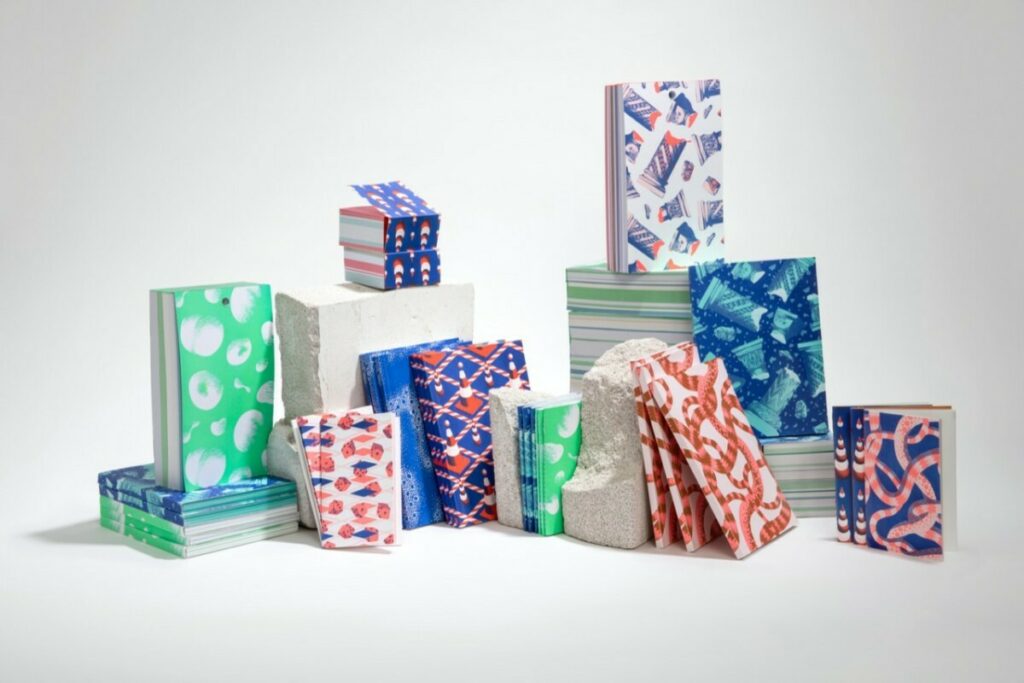 Papeterie Blocs et Carnets avec papiers 100% recyclés issus de rebus – Couture singer – Encollage pigmentaire – Risographie