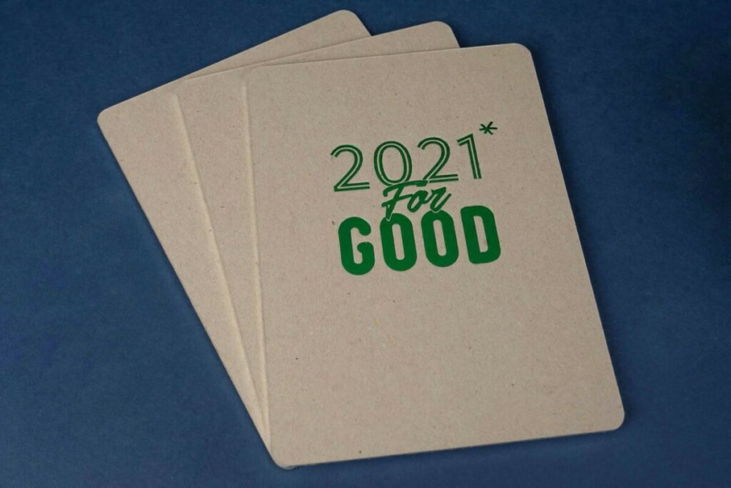 Carte de voeux en Marquage à chaud vert metal sur carton gris recyclé 1mm avec découpe angles arrondis et dorure sur tranche argent brillante