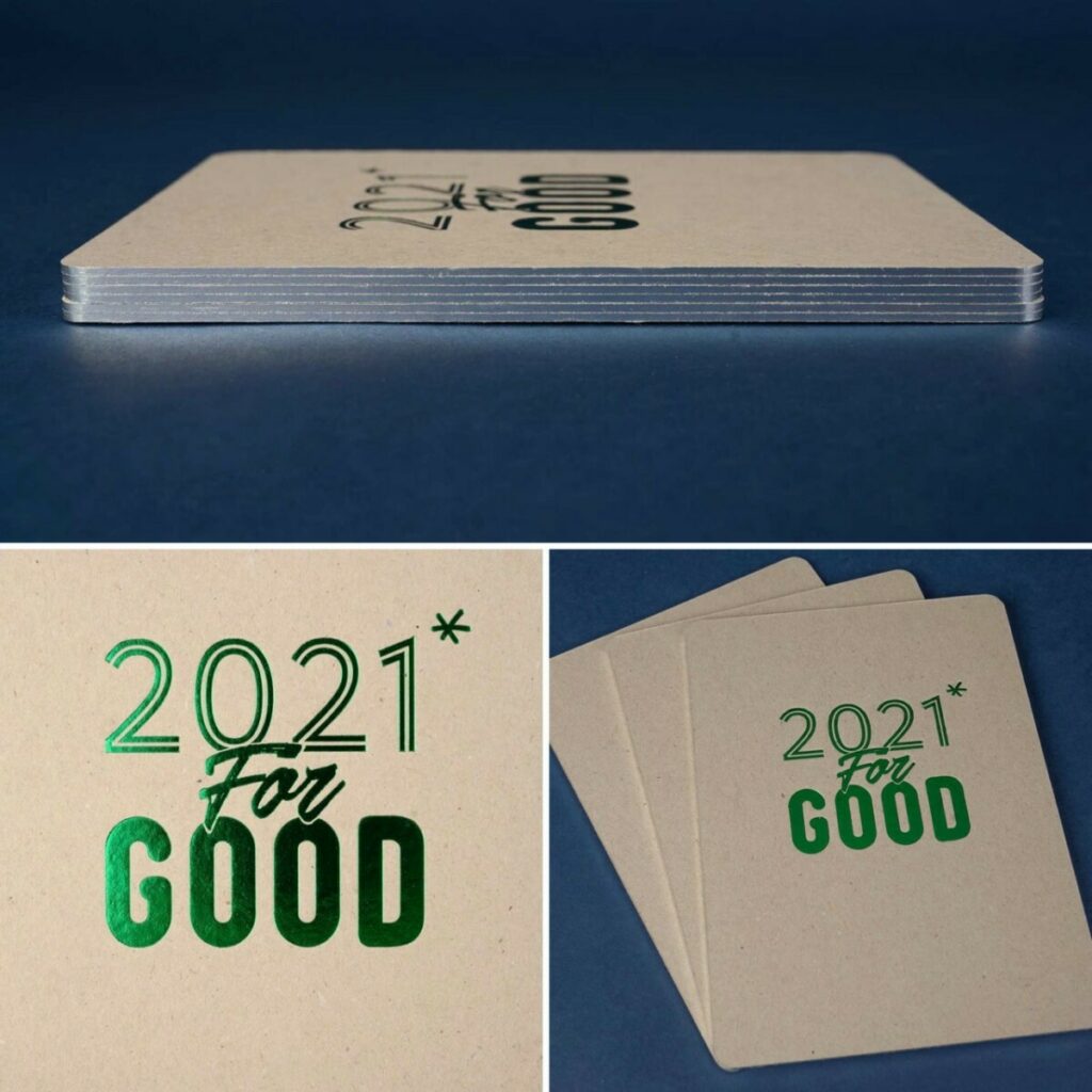 Carte de voeux en Marquage à chaud vert metal sur carton gris recyclé 1mm avec découpe angles arrondis et dorure sur tranche argent brillante