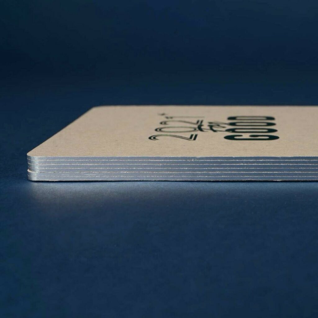 Carte de voeux en Marquage à chaud vert metal sur carton gris recyclé 1mm avec découpe angles arrondis et dorure sur tranche argent brillante