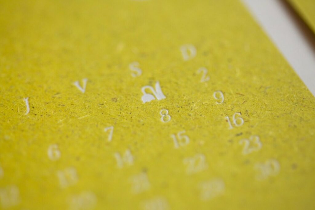 Calendrier ICB 2021 Mai – Marquage à chaud micro texturé argent mat et dorure à chaud blanche brillant sur papier recyclé Gmund Bio Cycle Chlorophyll contrecollé 600gr/m2