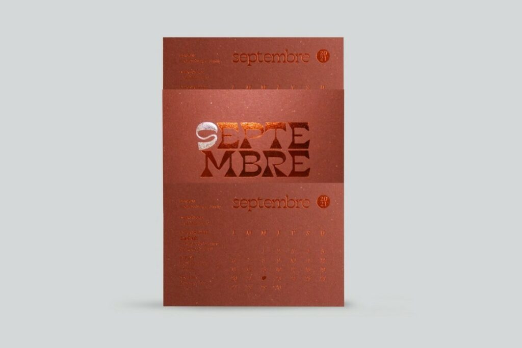 Carte Septembre calendrier collaboratif ICB 2021 – Dorure à chaud micro texture bois et feuille couleur Champagne et cuivre  – Papier recyclé Gmund Bier Ale 300gr/m2 contre collage duplex