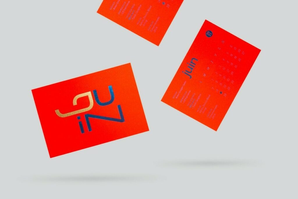 Carte Juin calendrier Collaboratif ICB 2021 Juin – Gmund action Electric Blood 430gr/m2 – Dorure Bleu Macau 6072 et Or Mat