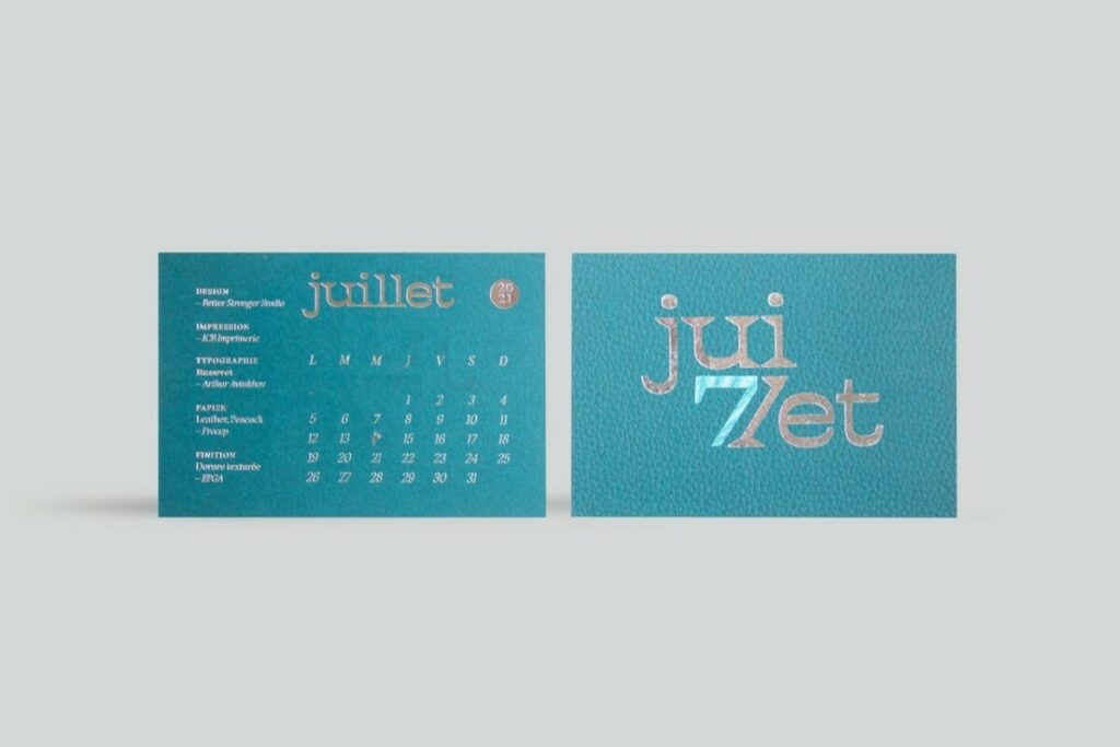 Calendrier ICB Juillet 2021 – Dorure Argent brillant et bleu micro texturé – Papier texture cuir Gmund Heather Peacock 310gr/m2