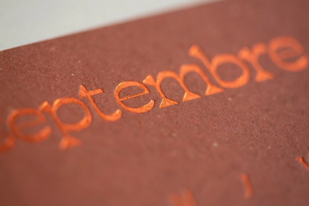 Carte Septembre calendrier collaboratif ICB 2021 – Dorure à chaud micro texture bois et feuille couleur Champagne et cuivre  – Papier recyclé Gmund Bier Ale 300gr/m2 contre collage duplex