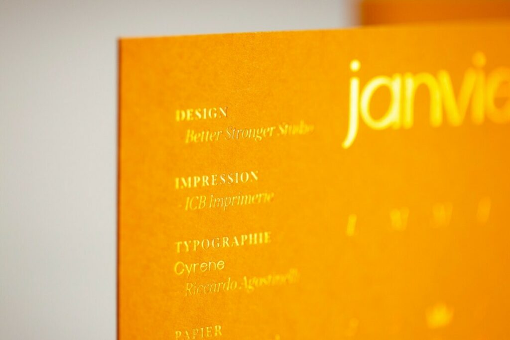 Carte Janvier Calendrier Collaboratif – Papier Up Cyclé Extract Mustard Contre collé duplex 720gr/m2 – Dorure à chaud Cuivre et Or – Marquage Or galbé en pointe de diamant