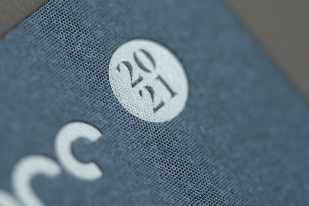 Carte Novembre Calendrier Collaboratif ICB 2021 – Gmund Acion Clear Sky Blue – Dorure texturée flocon bleu Macau 6072 et Dorure argent brillant