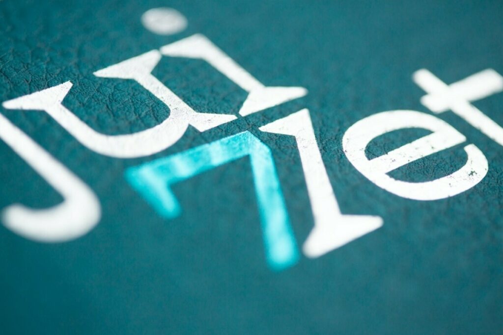 Calendrier ICB Juillet 2021 – Dorure Argent brillant et bleu micro texturé – Papier texture cuir Gmund Heather Peacock 310gr/m2
