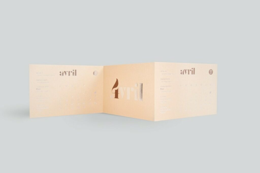 Carte Avril Calendrier ICB collaboratif 2021 – Dorure à chaud Argent Brillant et Dorure Galbée Kurz 334 Chocolat – Contre collage duplex – Gmund Heidi Soft Kraft