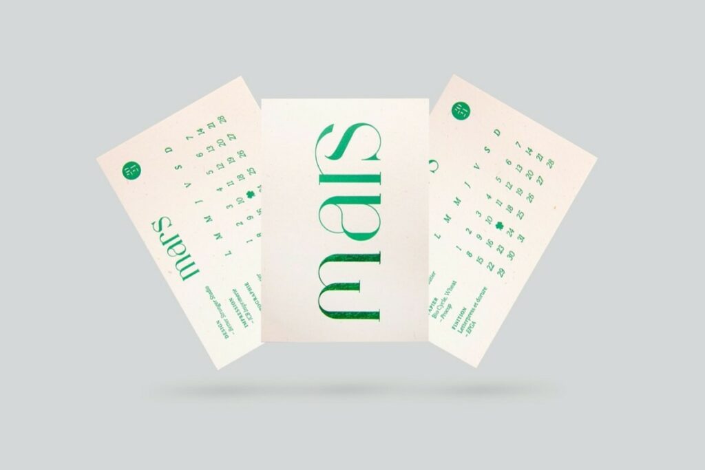 Carte Mars Calendrier Collaboratif 2021 – Impression Letterpress 1 couleur pantone vert – Marquage à chaud texture trèfles Vert 6062 Verdant – Contre Collage Duplex 600gr/m2 Gmund Bio Cycle Wheat