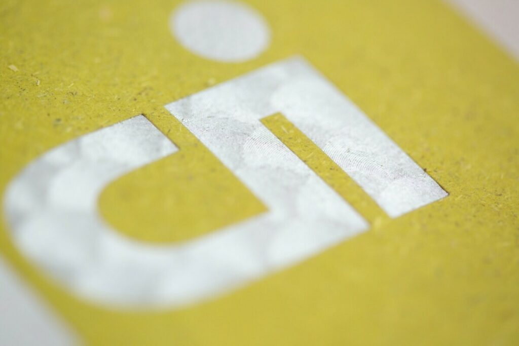 Calendrier ICB 2021 Mai – Marquage à chaud micro texturé argent mat et dorure à chaud blanche brillant sur papier recyclé Gmund Bio Cycle Chlorophyll contrecollé 600gr/m2