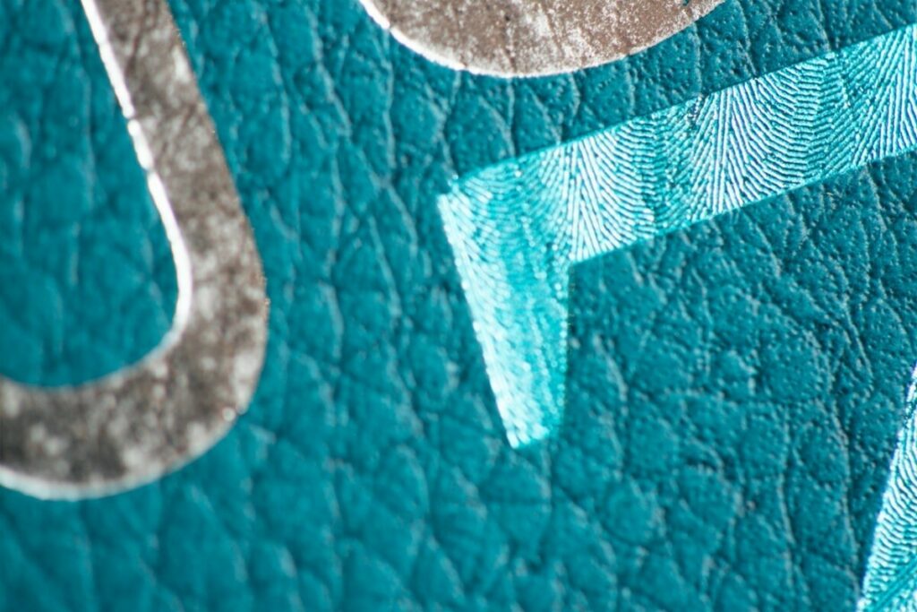 Calendrier ICB Juillet 2021 – Dorure Argent brillant et bleu micro texturé – Papier texture cuir Gmund Heather Peacock 310gr/m2