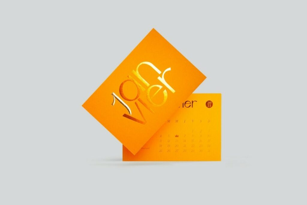 Carte Janvier Calendrier Collaboratif – Papier Up Cyclé Extract Mustard Contre collé duplex 720gr/m2 – Dorure à chaud Cuivre et Or – Marquage Or galbé en pointe de diamant