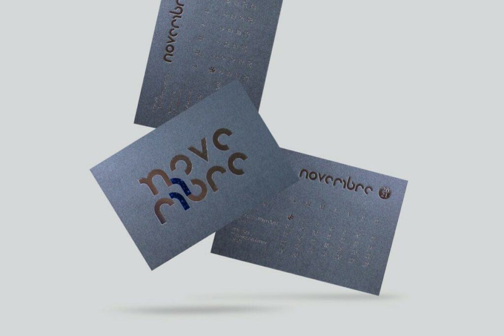 Carte Novembre Calendrier Collaboratif ICB 2021 – Gmund Acion Clear Sky Blue – Dorure texturée flocon bleu Macau 6072 et Dorure argent brillant