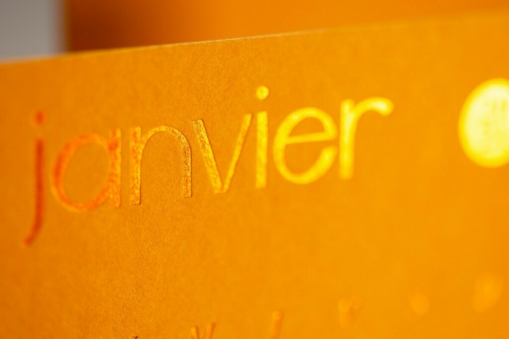 Carte Janvier Calendrier Collaboratif – Papier Up Cyclé Extract Mustard Contre collé duplex 720gr/m2 – Dorure à chaud Cuivre et Or – Marquage Or galbé en pointe de diamant