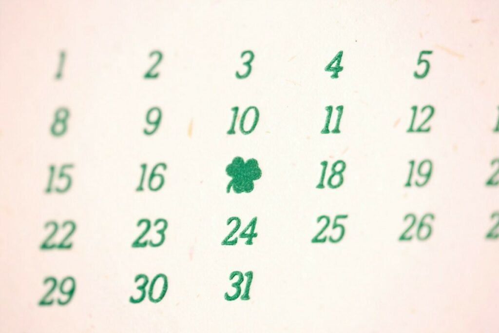 Carte Mars Calendrier Collaboratif 2021 – Impression Letterpress 1 couleur pantone vert – Marquage à chaud texture trèfles Vert 6062 Verdant – Contre Collage Duplex 600gr/m2 Gmund Bio Cycle Wheat