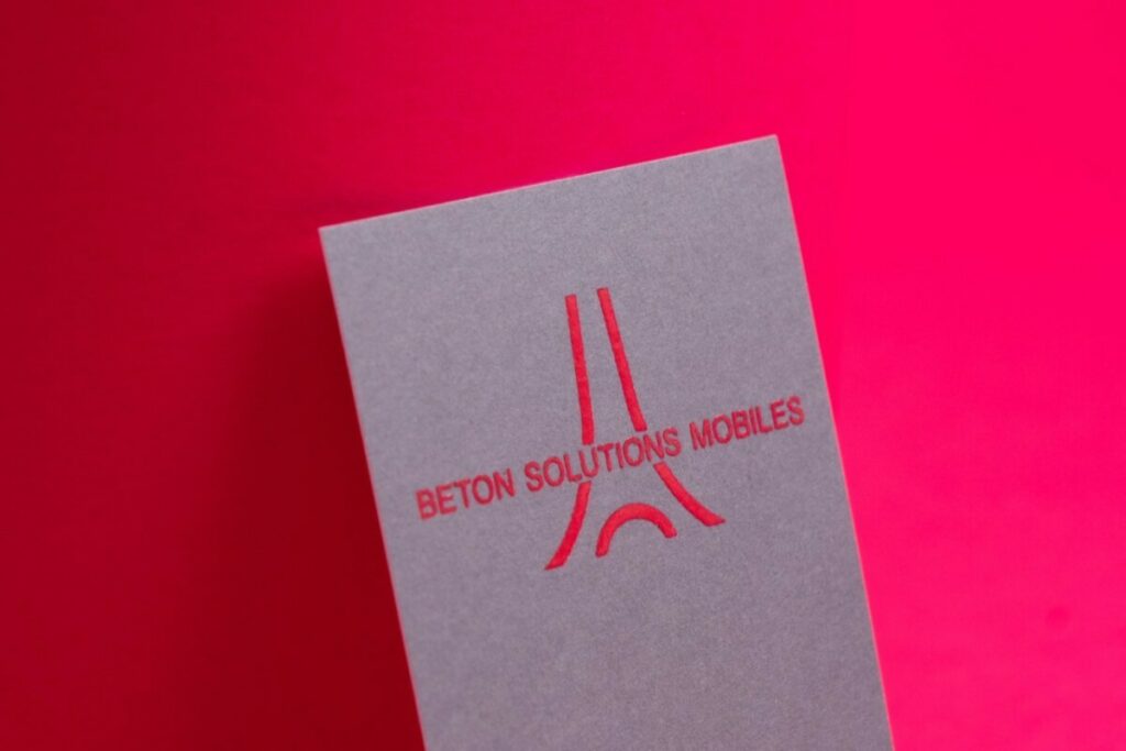 Carte de Visite Thermorelief Magenta sur aplat gris – Bristol 320gr/m2