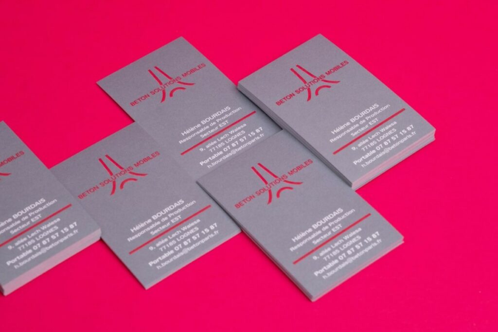 Carte de Visite Thermorelief Magenta sur aplat gris – Bristol 320gr/m2