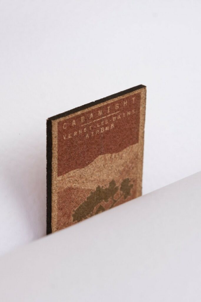 Carte de visite écologiques en liège 3mm Cabane dans les arbres – Impression waterbased – Découpe laser