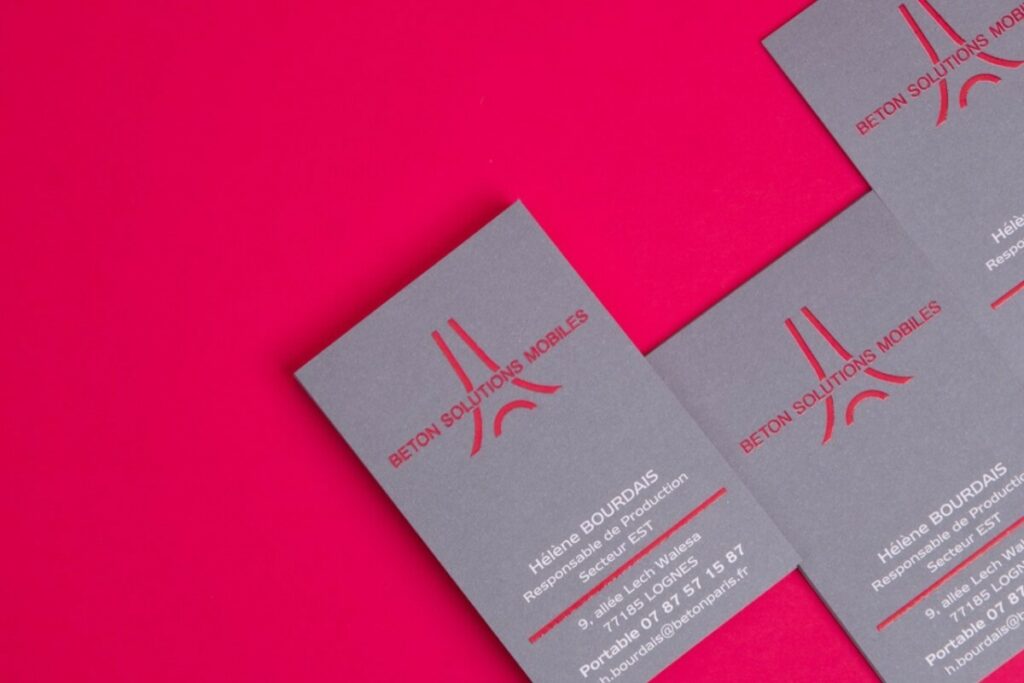Carte de Visite Thermorelief Magenta sur aplat gris – Bristol 320gr/m2