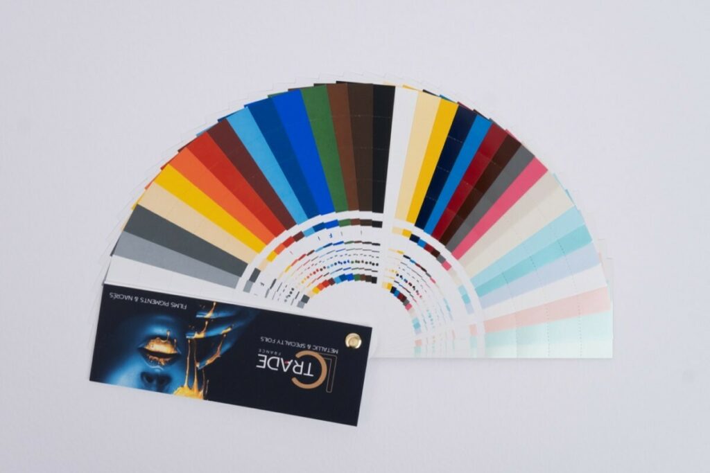 Nuancier pour film de marquage à chaud pigmentaire 32 teintes – Couverture et dos avec pelliculage mat – Reliure avec vis en laiton – Perfo de prédécoupée pour chaque teinte.