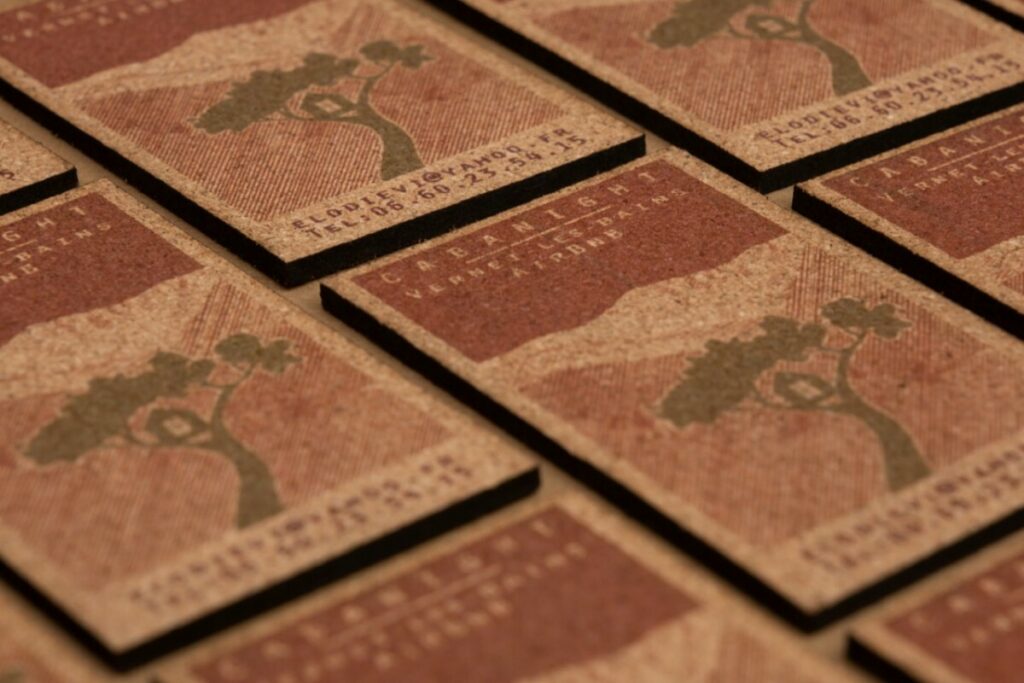 Carte de visite écologiques en liège 3mm Cabane dans les arbres – Impression waterbased – Découpe laser