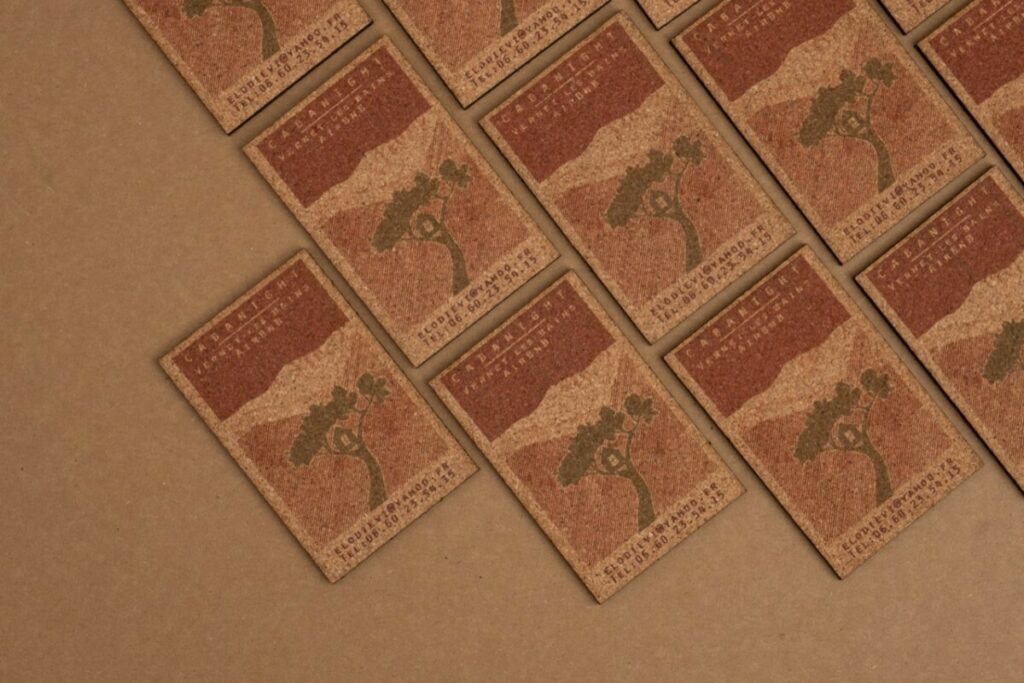 Carte de visite écologiques en liège 3mm Cabane dans les arbres – Impression waterbased – Découpe laser