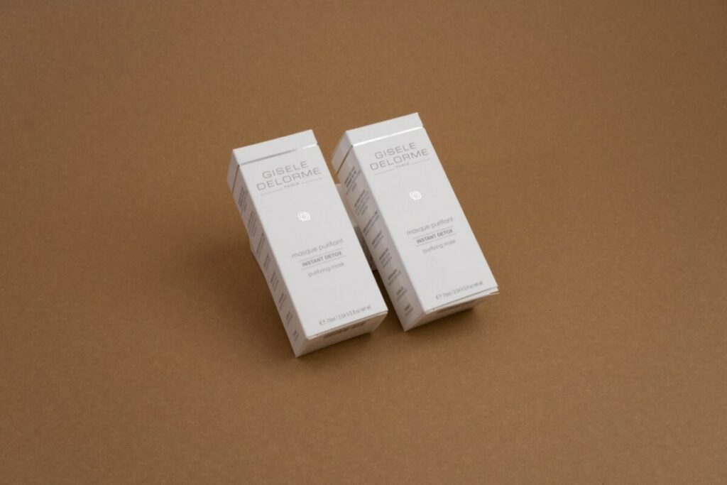 Packaging Cosmétique Masque Purifiant – Pantone Gris 431C – Pelliculage Soft touch – Dorure à chaud argent brillante et découpe.à la forme