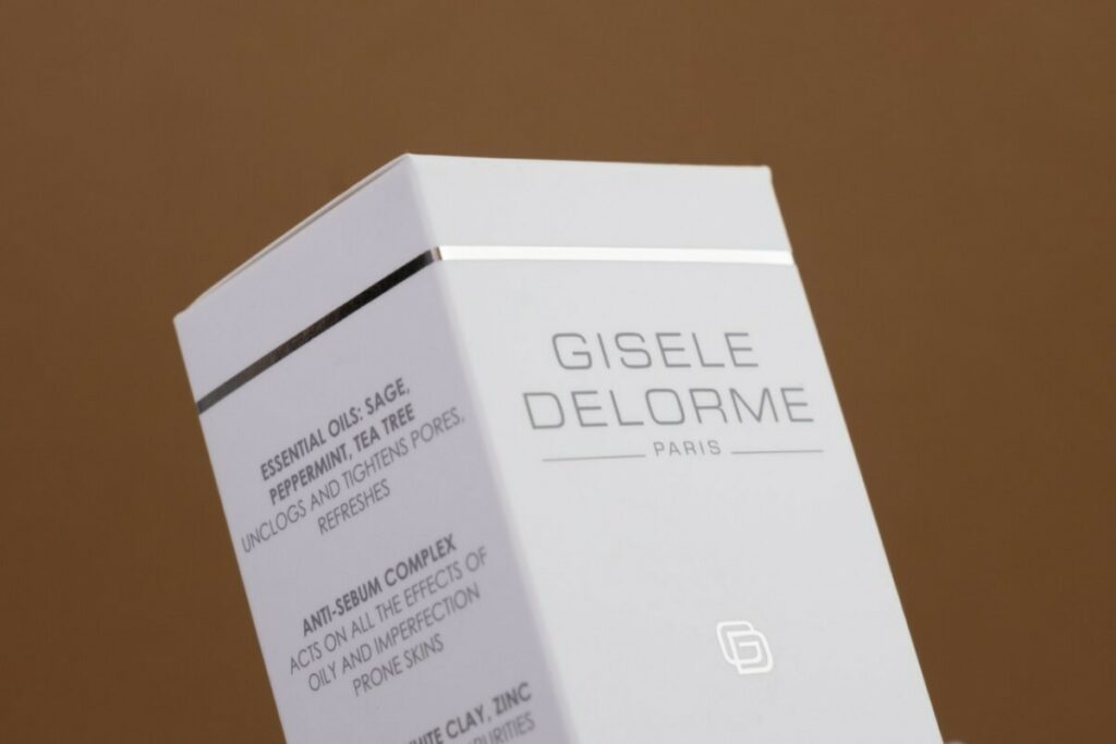 Packaging Cosmétique Masque Purifiant – Pantone Gris 431C – Pelliculage Soft touch – Dorure à chaud argent brillante et découpe.à la forme