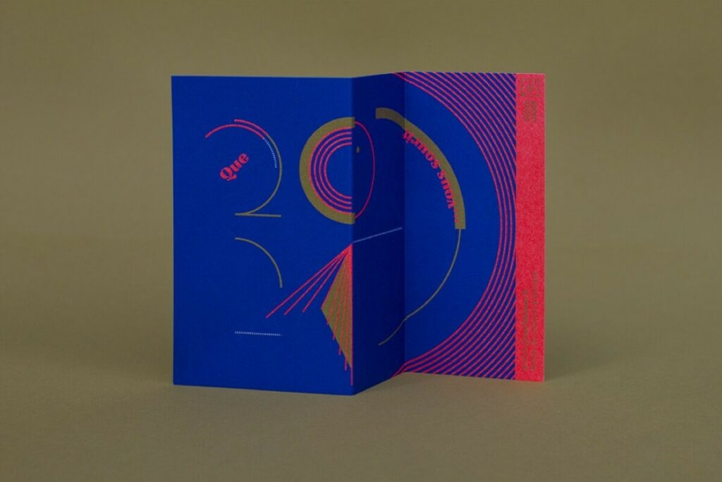 Cartes de voeux accordéons en Pantone Fluo Rouge 805U, Or 871, Bleu Reflex – 2 rainages en Z – Old Mill Premium White 300gr/m2