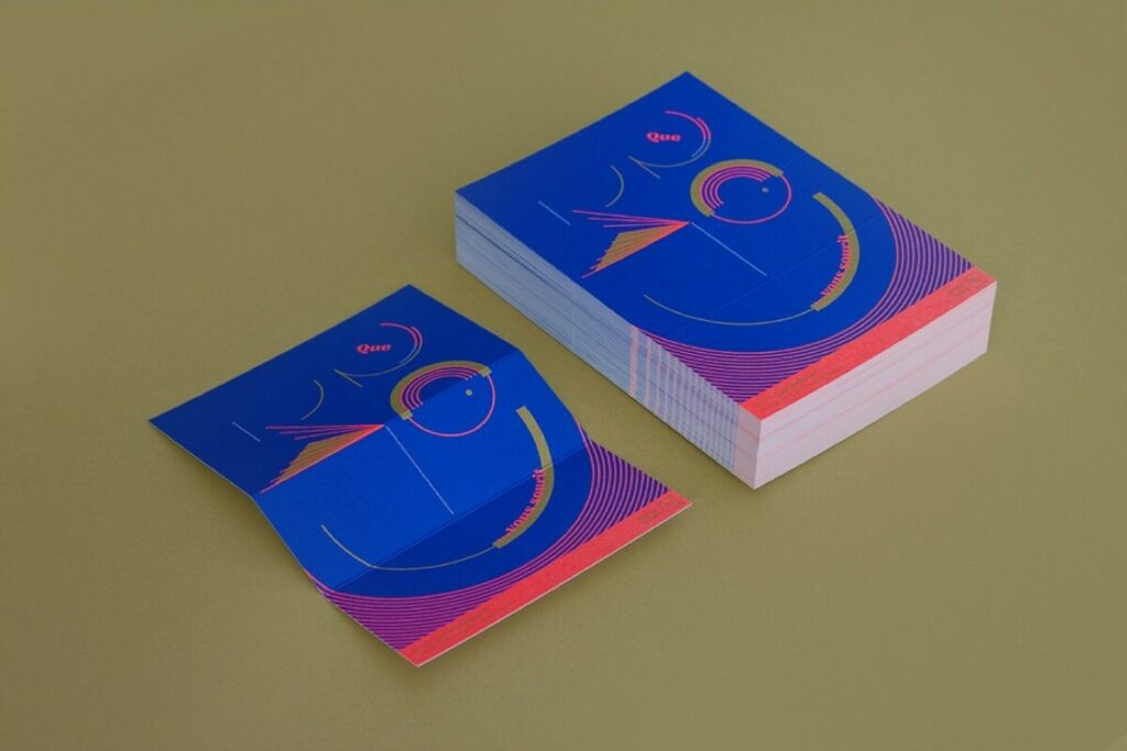 Cartes de voeux accordéons en Pantone Fluo Rouge 805U, Or 871, Bleu Reflex – 2 rainages en Z – Old Mill Premium White 300gr/m2