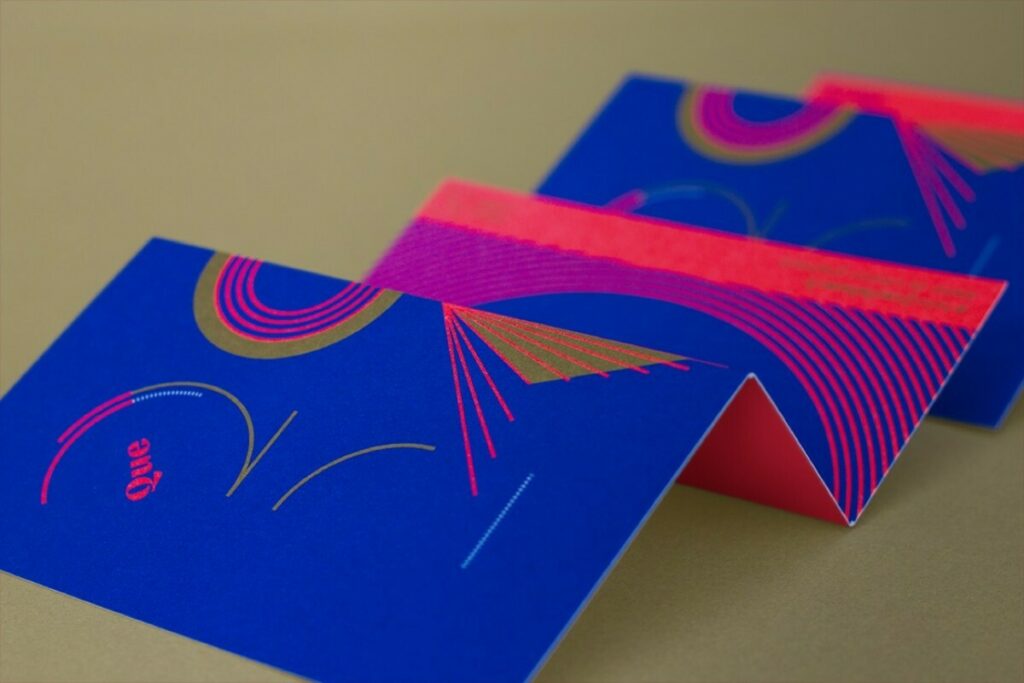 Cartes de voeux accordéons en Pantone Fluo Rouge 805U, Or 871, Bleu Reflex – 2 rainages en Z – Old Mill Premium White 300gr/m2