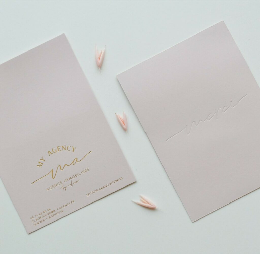 Carte Message contre collée pour agence Immo – Marquage à chaud or mat recto et débossage pur verso – Sirio Color Nude 600gr/m2