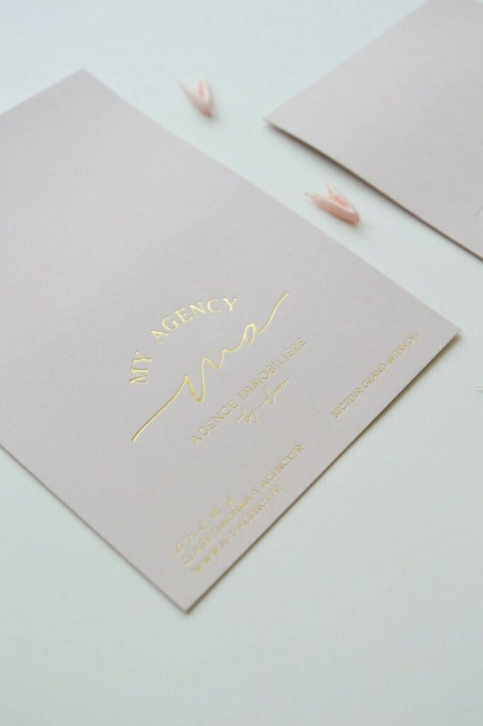 Carte Message contre collée pour agence Immo – Marquage à chaud or mat recto et débossage pur verso – Sirio Color Nude 600gr/m2