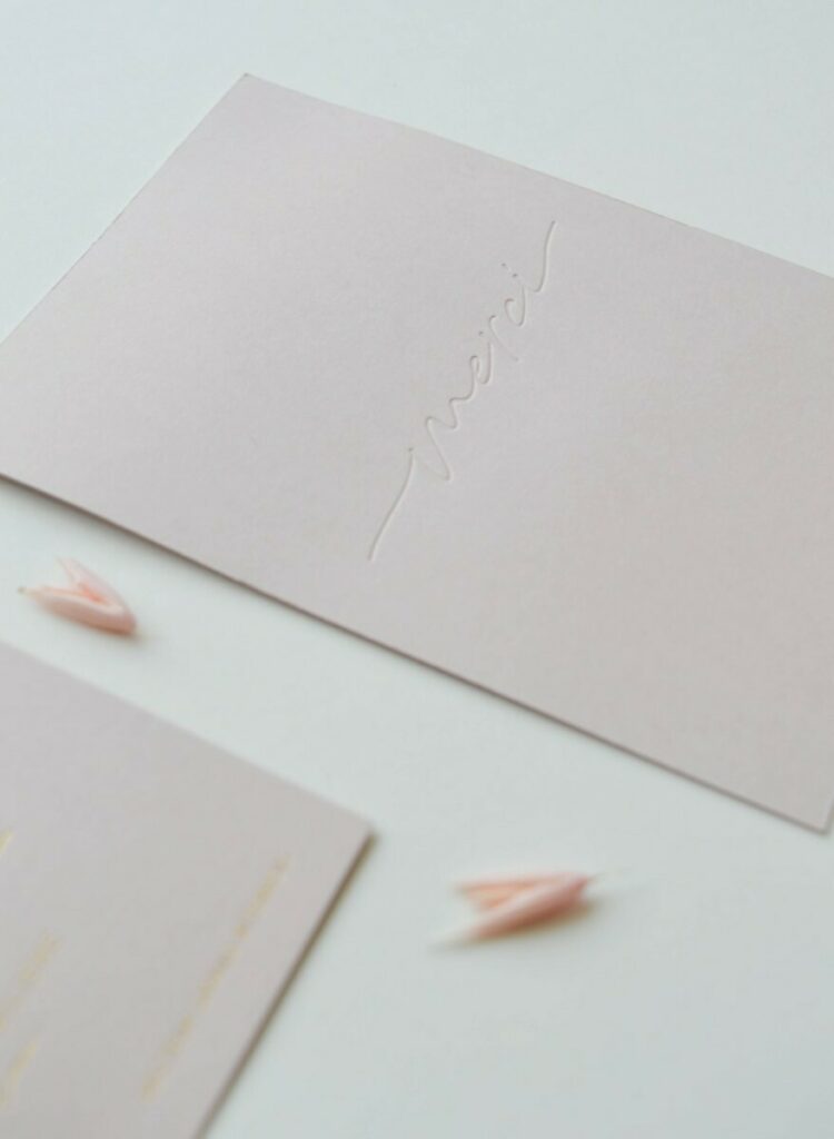 Carte Message contre collée pour agence Immo – Marquage à chaud or mat recto et débossage pur verso – Sirio Color Nude 600gr/m2