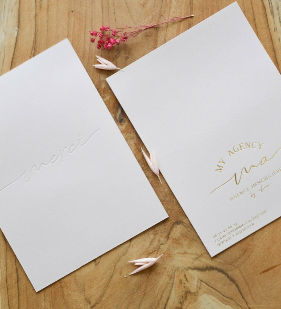 Carte Message contre collée pour agence Immo – Marquage à chaud or mat recto et débossage pur verso – Sirio Color Nude 600gr/m2